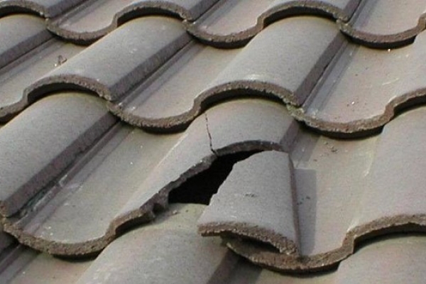 broken-roof-tiles-damp
